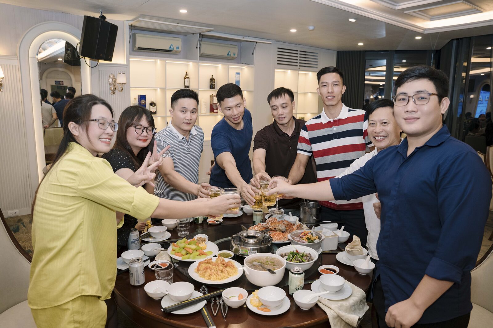 Cán bộ nhân viên Hoàng Ngân nâng ly trong Gala Dinner