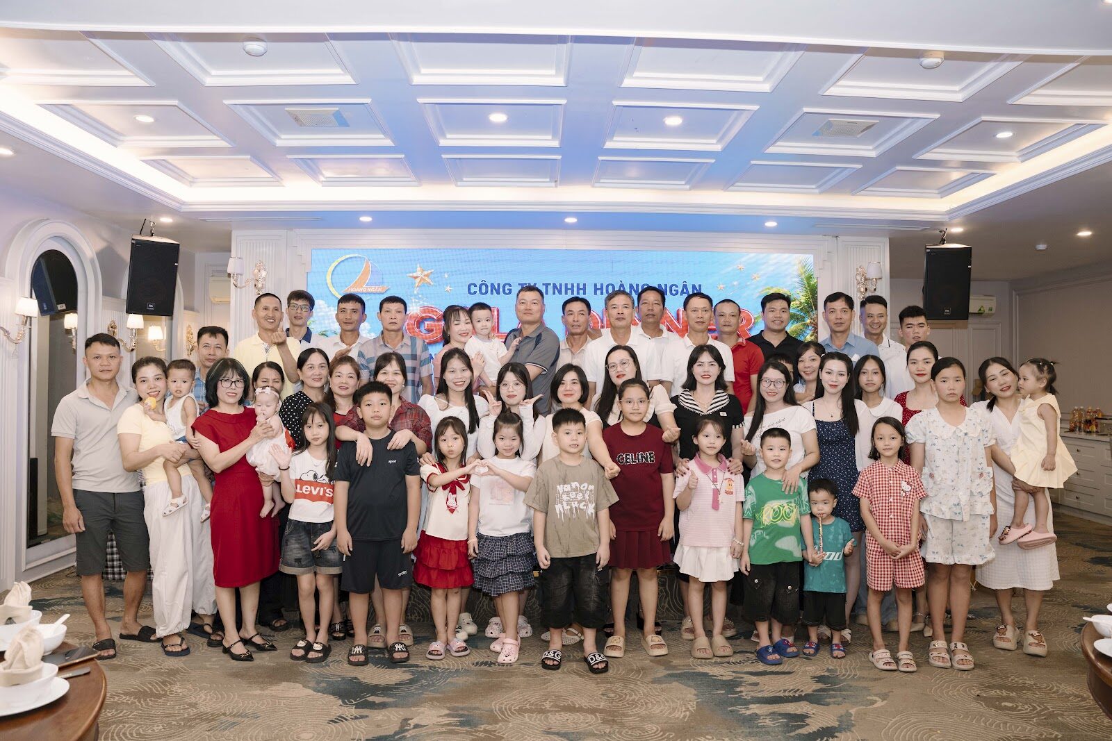 Ảnh tập thể Gala Dinner Công ty Hoàng Ngân