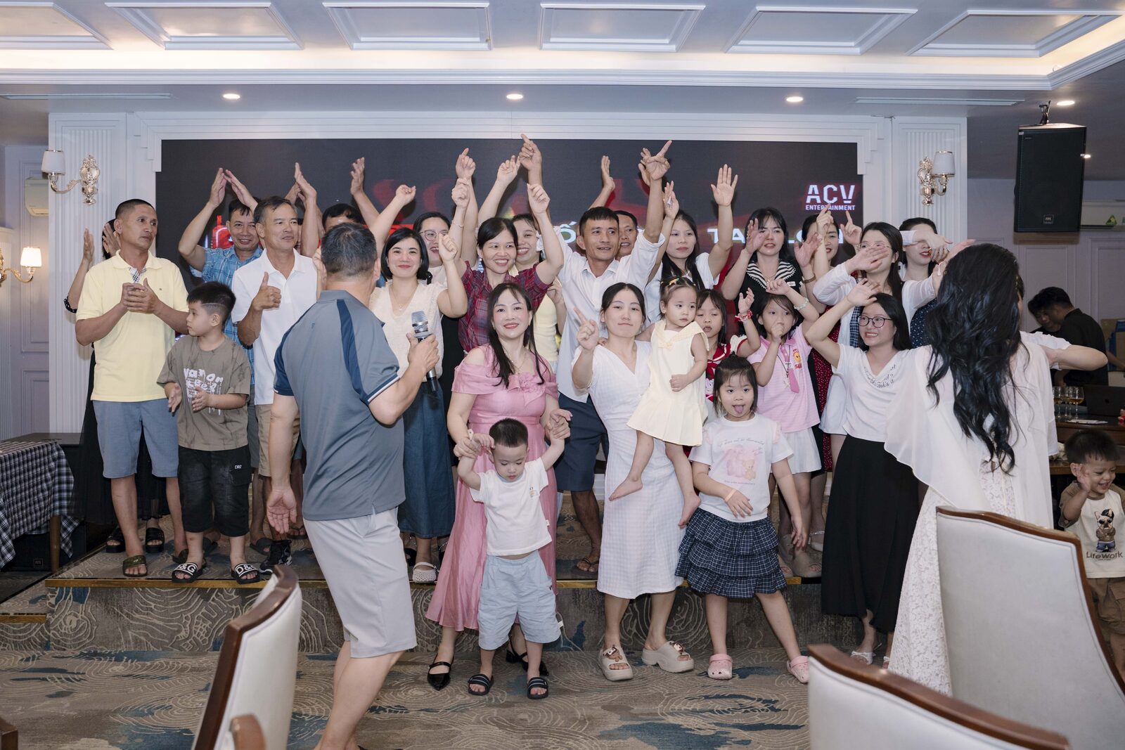 Không khí sôi động đêm Gala Công ty Hoàng Ngân