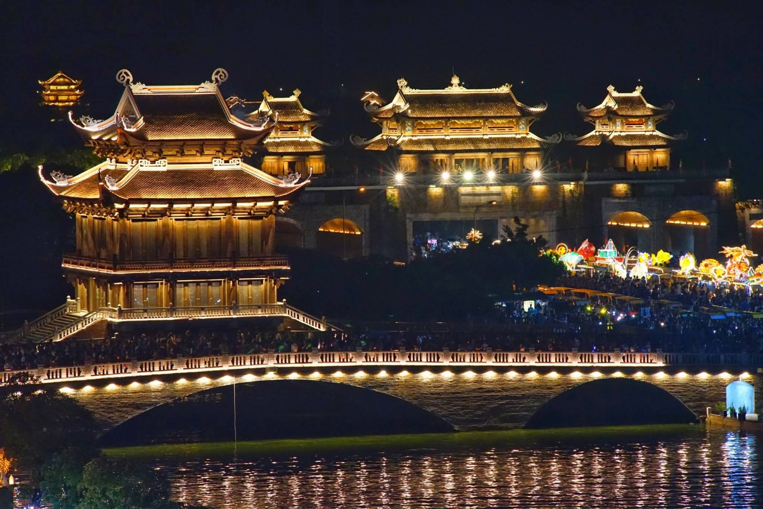 Kiến trúc Phố cổ Hoa Lư lung linh trong đêm hội.