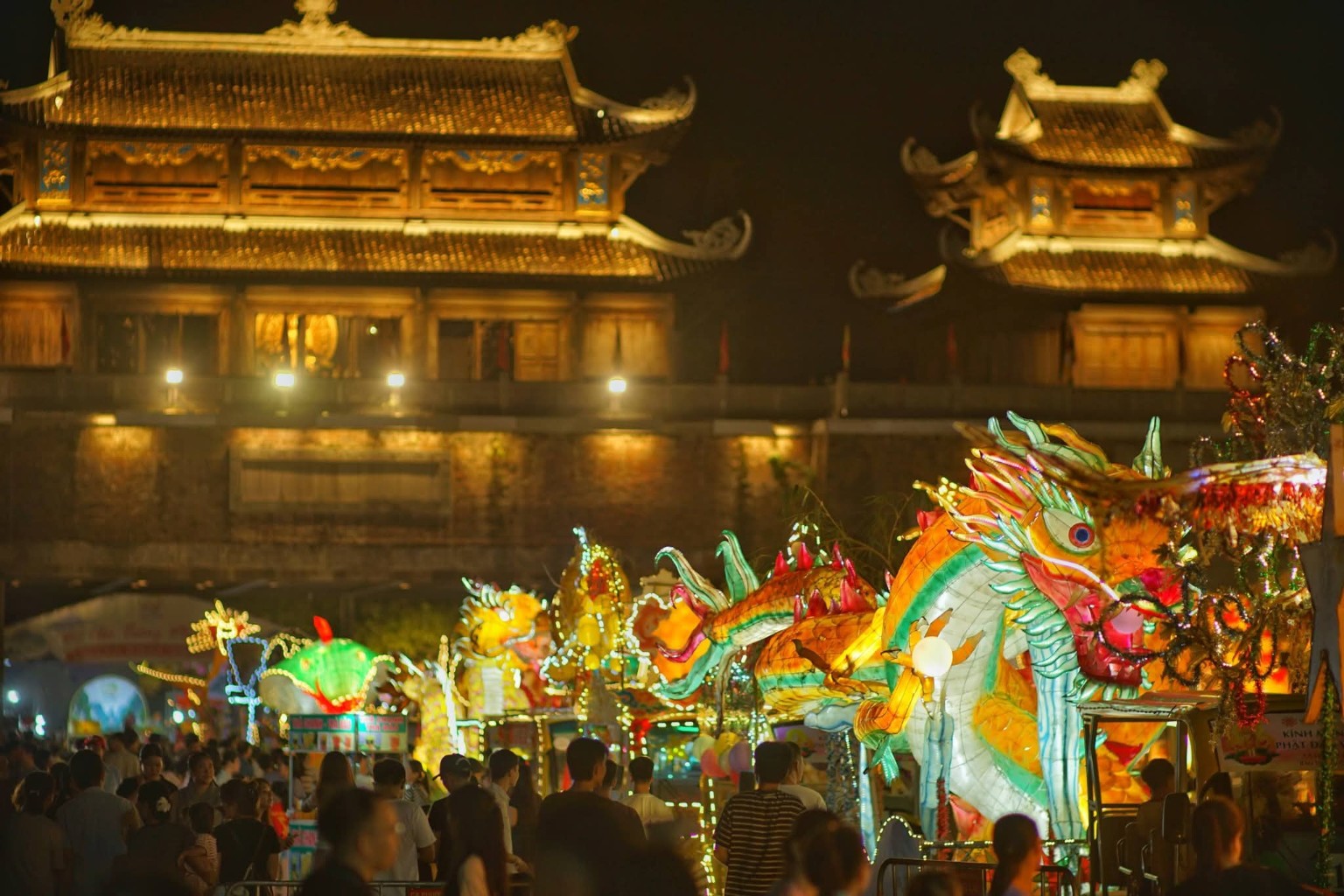 Mô hình rồng và đèn lồng đầy màu sắc trước Cổng Tam Quan.