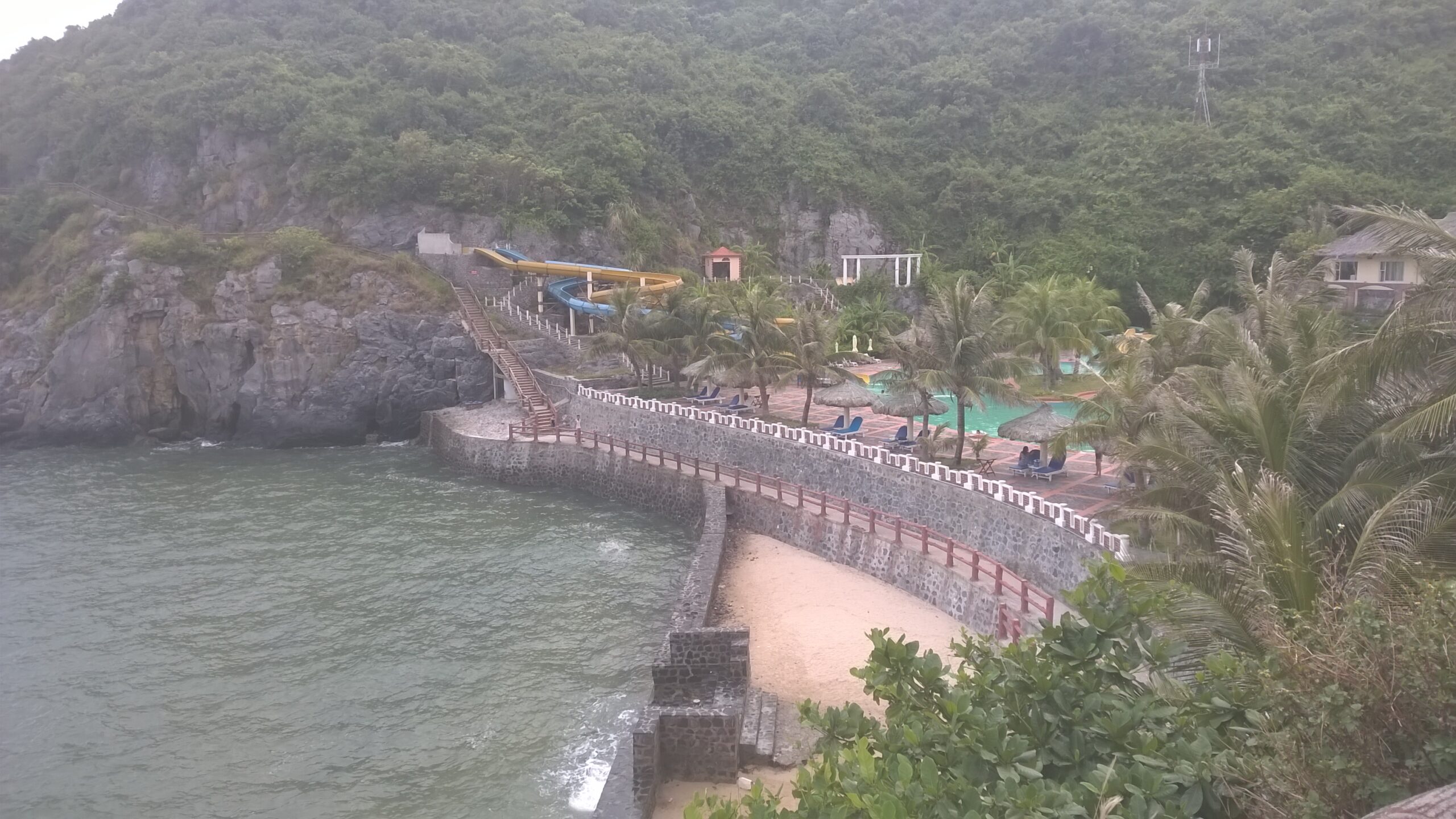 Bãi biển Cát Bà với bờ cát và các núi đá ven biển