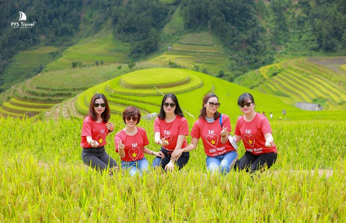 Nhóm du khách mặc áo đỏ đồng điệu bên ruộng bậc thang