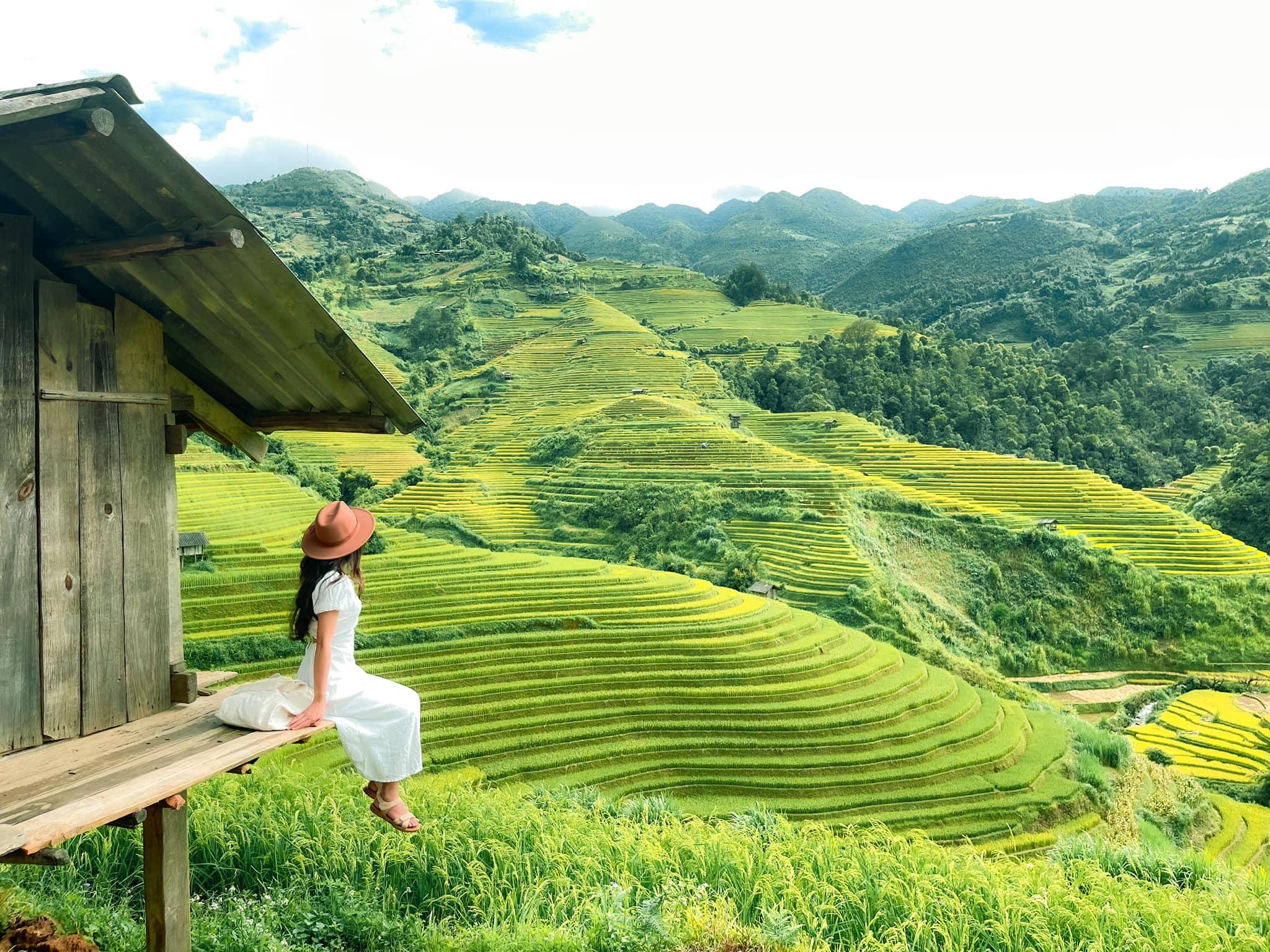 Váy sáng màu và mũ khi chụp ảnh với núi rừng Mù Cang Chải