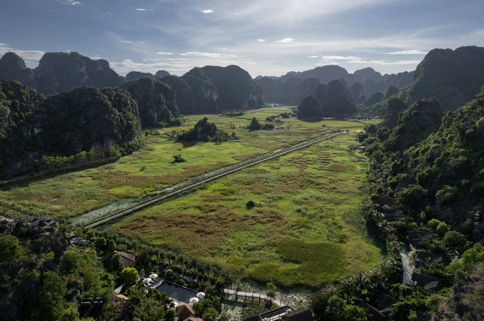 Cảnh quan cánh đồng và núi đá vôi quanh An Hideaway Resort
