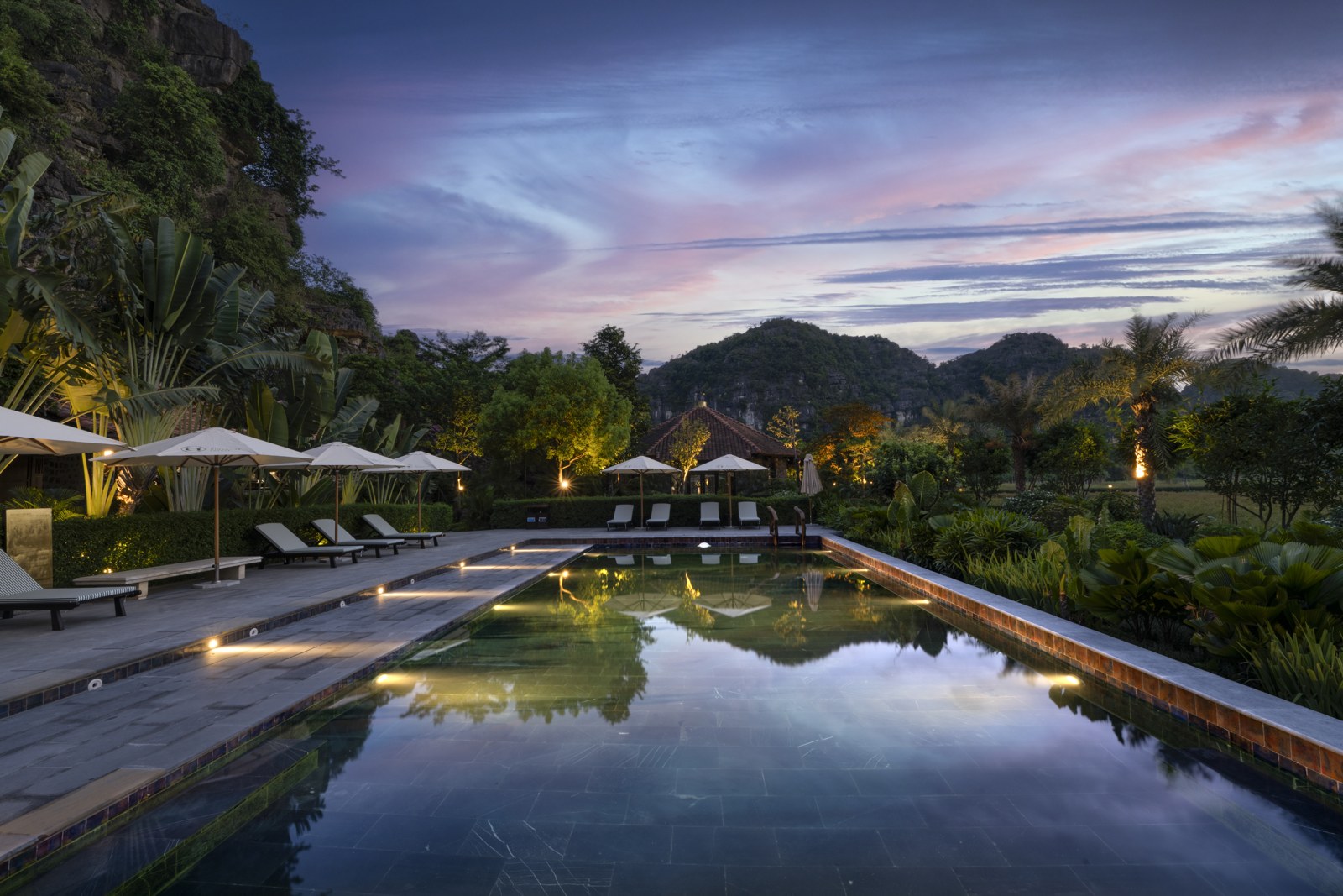 Hồ bơi An Hideaway Resort khi ánh chiều dần buông