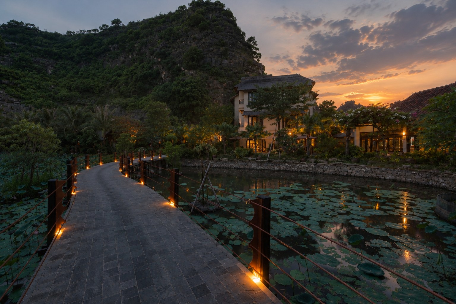 Lối đi bên hồ sen tại An Hideaway Resort vào buổi chiều