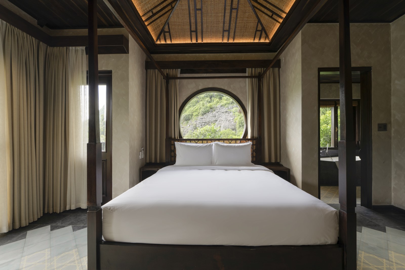 Phòng An Mountain Retreat với nội thất gỗ và cửa sổ nhìn ra thiên nhiên