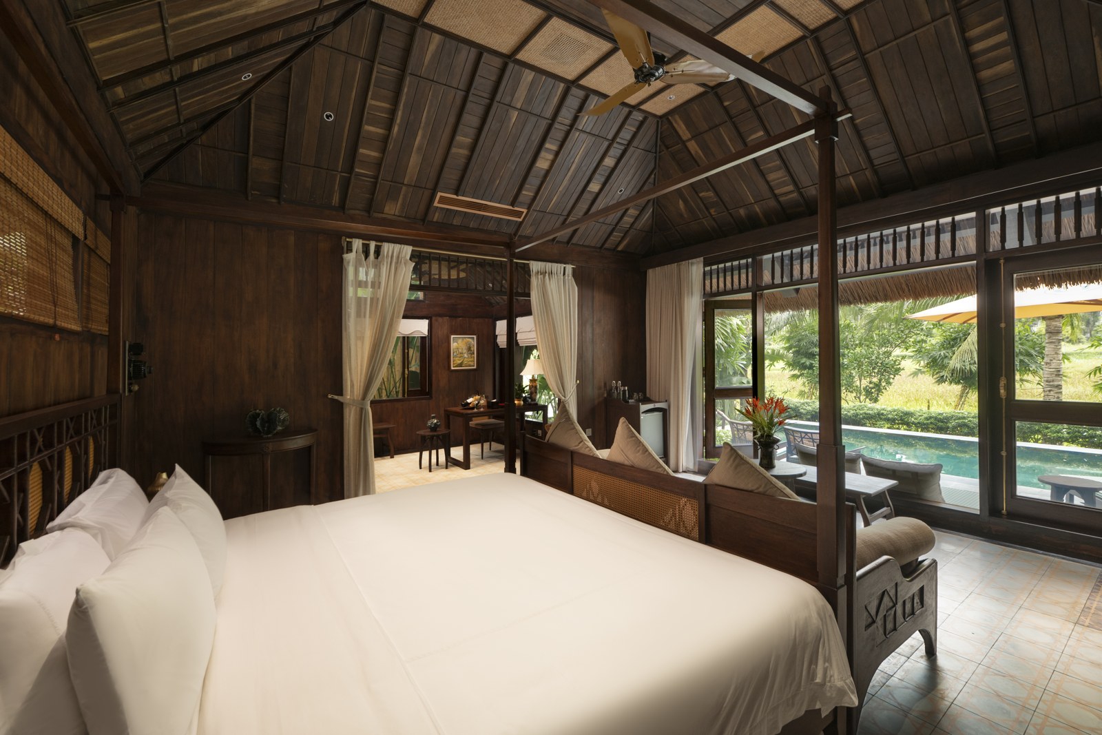 Phòng ngủ trong An Private Pool Villa với cửa kính hướng ra khuôn viên