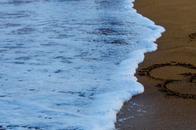 Sóng biển trên bờ cát Bãi Đông, Nghi Sơn