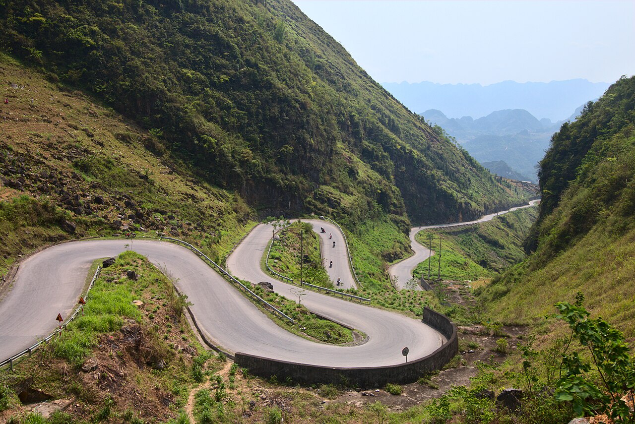 Đường đèo uốn lượn giữa núi đá Hà Giang