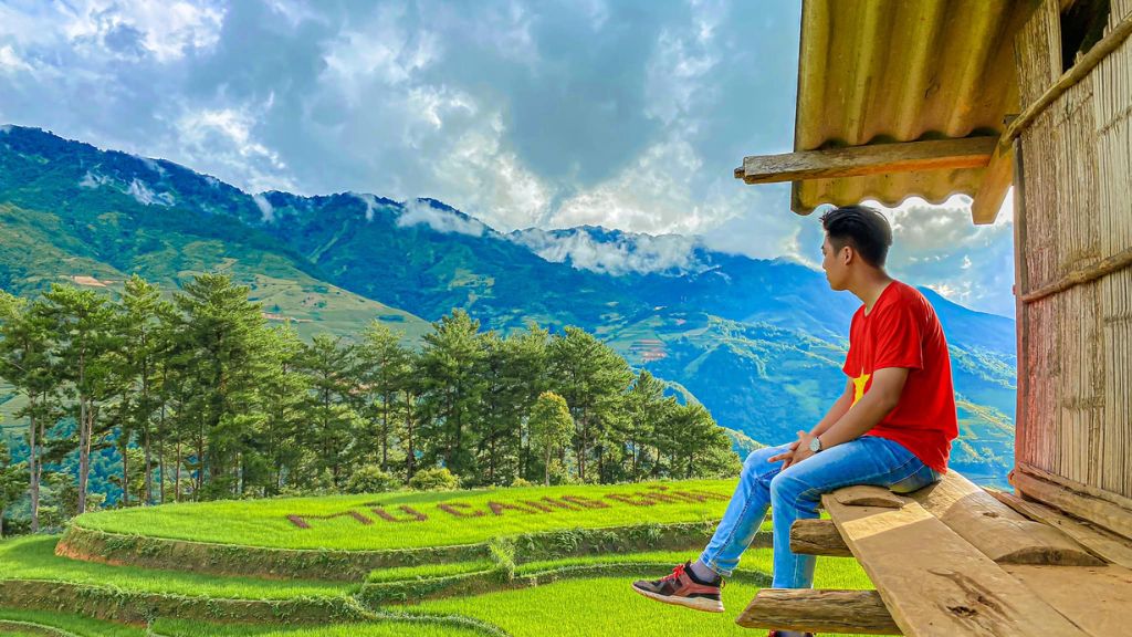 Áo đỏ và quần jeans cho nam khi check in Mù Cang Chải