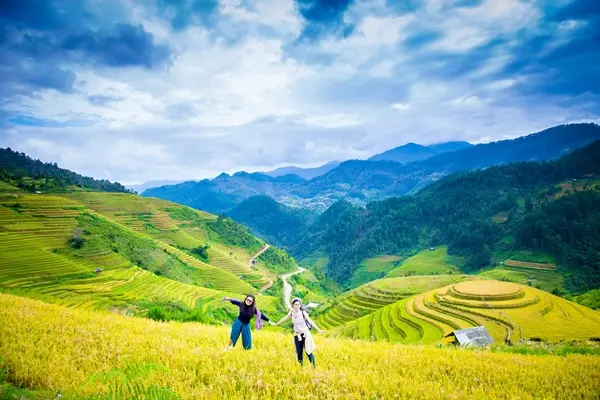 Gợi ý bố cục chụp người cùng khung cảnh ruộng bậc thang rộng