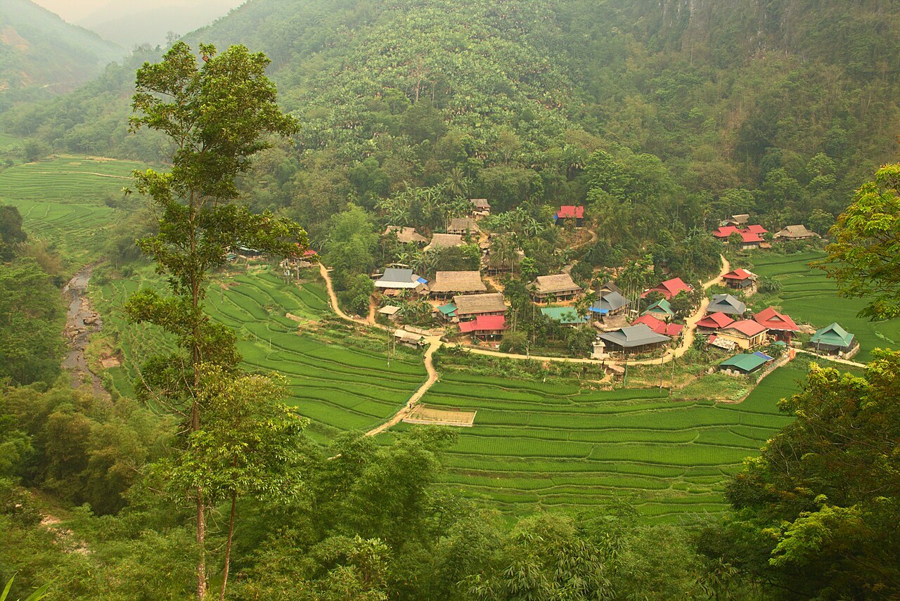 Bản làng và ruộng bậc thang xanh giữa thung lũng Pù Luông