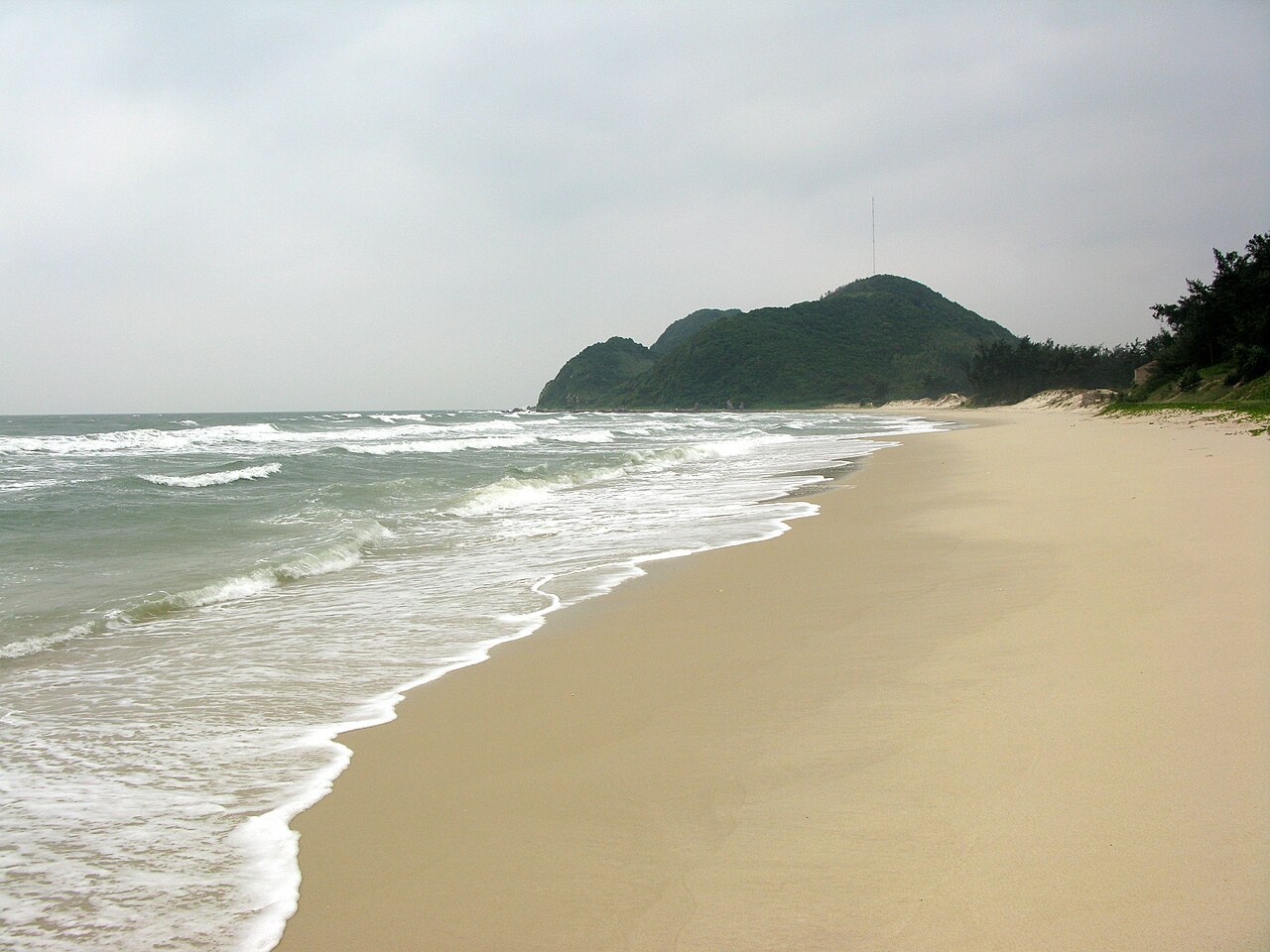 Bãi Sơn Hào trên đảo Quan Lạn
